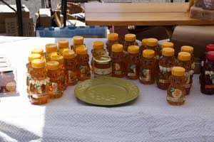 Honig abgefüllt in Bärenflaschen, einfach süß!
