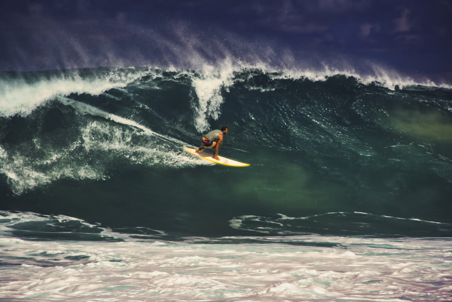 big wave surfer waimaia bay Oʻahu